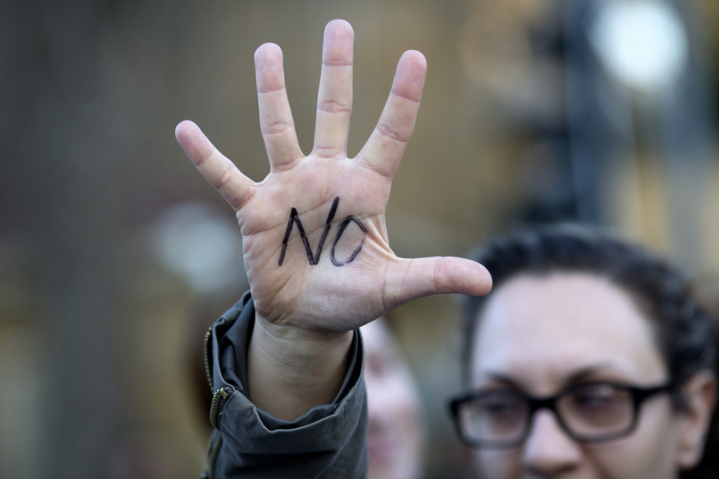 Cypryjczyk protestujący przeciwko wprowadzeniu podatku od depozytów.