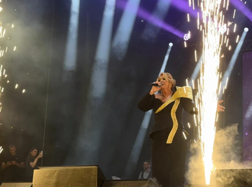OVO SE NE PROPUŠTA! Ćana uzburkala publiku SVETLEĆIM ODELOM I MASKOTAMA, prva gošća oduševila, PRŠTALO NA SCENI! (VIDEO)