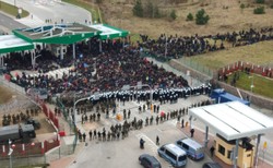 Migranci tłoczą się przy przejściu granicznym Bruzgi-Kuźnica. NAGRANIE