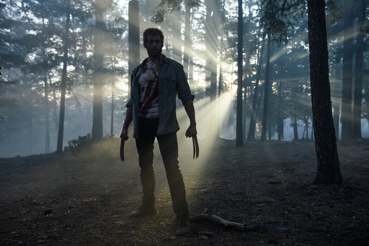 <strong>Logan: Wolverine, reż. James Mangold</strong>
<br><br>
W niedalekiej przyszłości zmęczony życiem Logan opiekuje się schorowanym Profesorem X w kryjówce przy granicy meksykańskiej. Wysiłki Logana, by ukryć się przed światem i ochronić swoje dziedzictwo, zostają zniweczone, gdy pojawia się młoda mutantka, ścigana przez mroczne siły.
<br><br>
[opis dystrybutora kino]
<br><br>
Data polskiej premiery: 3 marca 2017