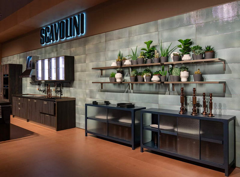 Szkło i drewno – ich połączenie daje ponadczasowy i elegancki look, Supersalone 2021 / targi Salone del Mobile 2021