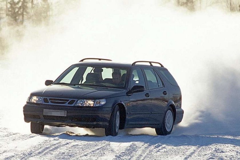 Jak jeździć zimą. 8 zasad wg Auto Świata