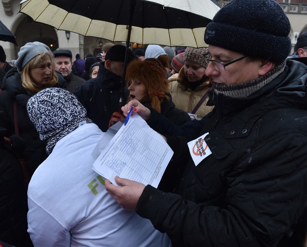 Kraków, 24.01.2015. Zbieranie podpisów pod postulatami kredytobiorców, podczas protestu osób, które mają kredyty we frankach szwajcarskich, PAP/Jacek Bednarczyk