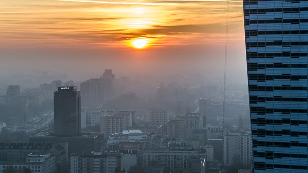 Widok z Pałacu Kultury i Nauki na Warszawę spowitą smogiem