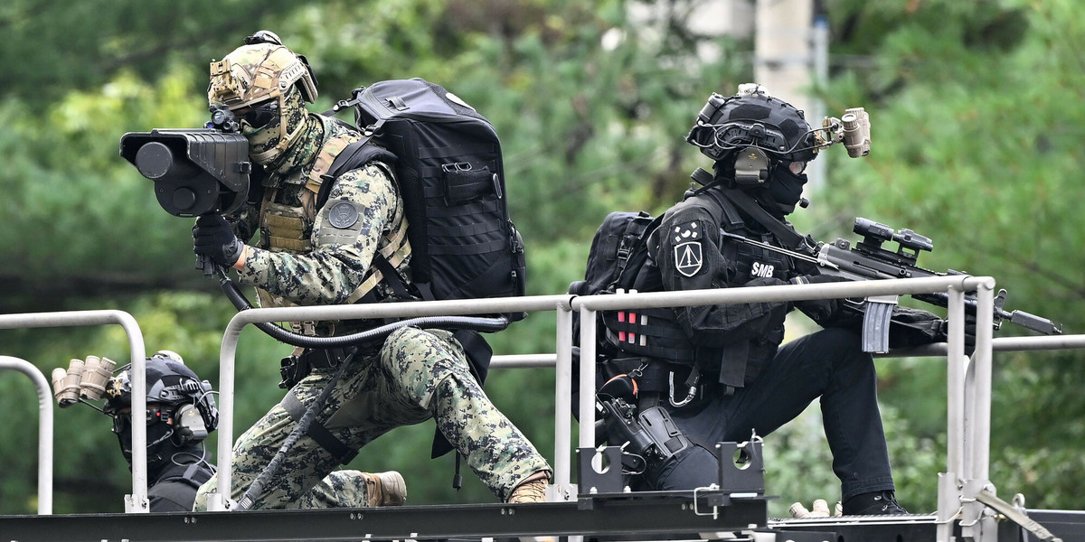 Południowokoreański żołnierz używa działa antydronowego podczas ćwiczeń antyterrorystycznych w sierpniu 2022 r.