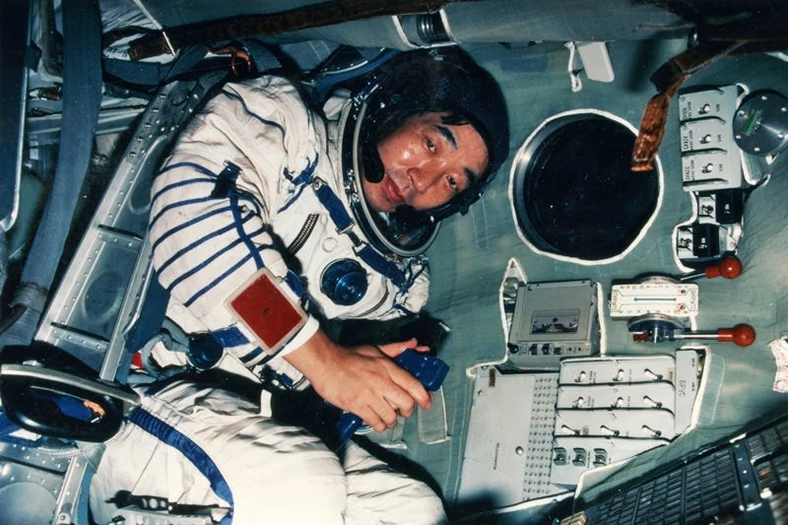 Toyohiro Akiyama na pokładzie statku kosmicznego Soyuz (1990)