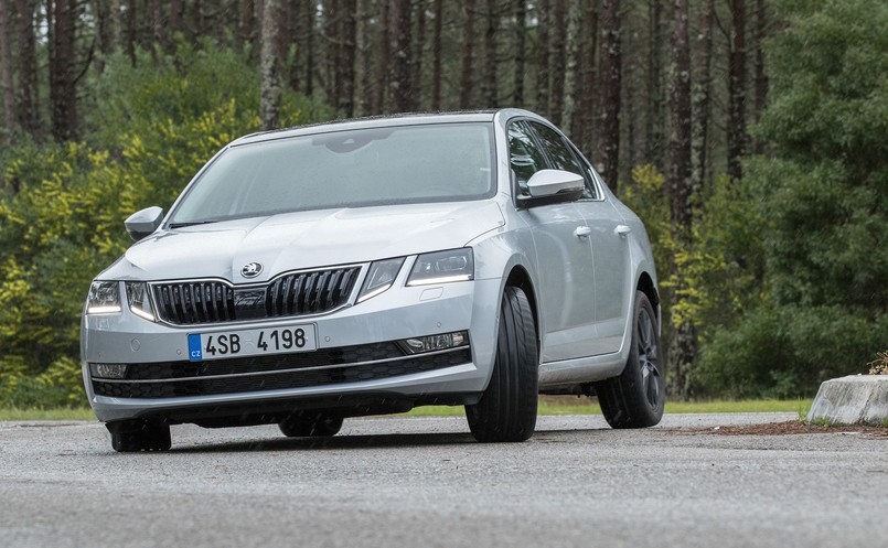 Skoda Octavia. Rozstaw tylnych kół w odnowionej octavii zwiększył się - zależnie od rodzaju silnika - o 20 lub 30 mm