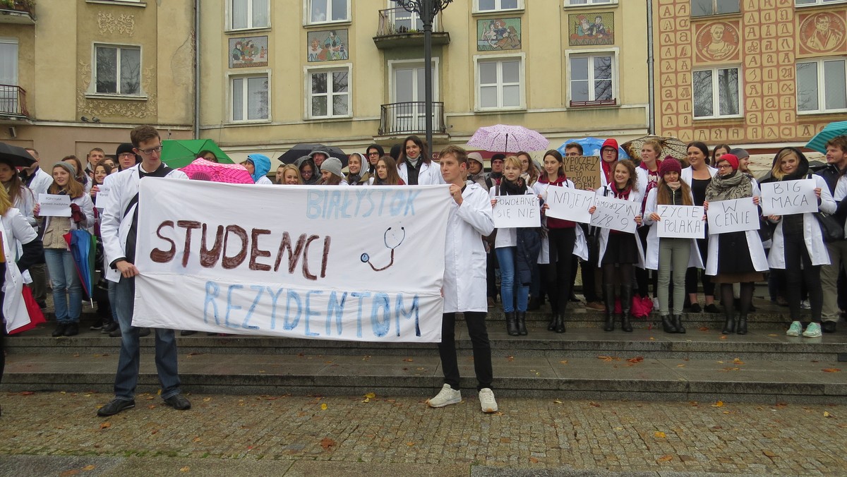 Dzisiaj odbędzie się w Białymstoku kolejna pikieta studentów medycyny popierających głodujących lekarzy-rezydentów. Tym razem ich protest ma być rozszerzony. Dołączą do niego również pracownicy służby zdrowia.