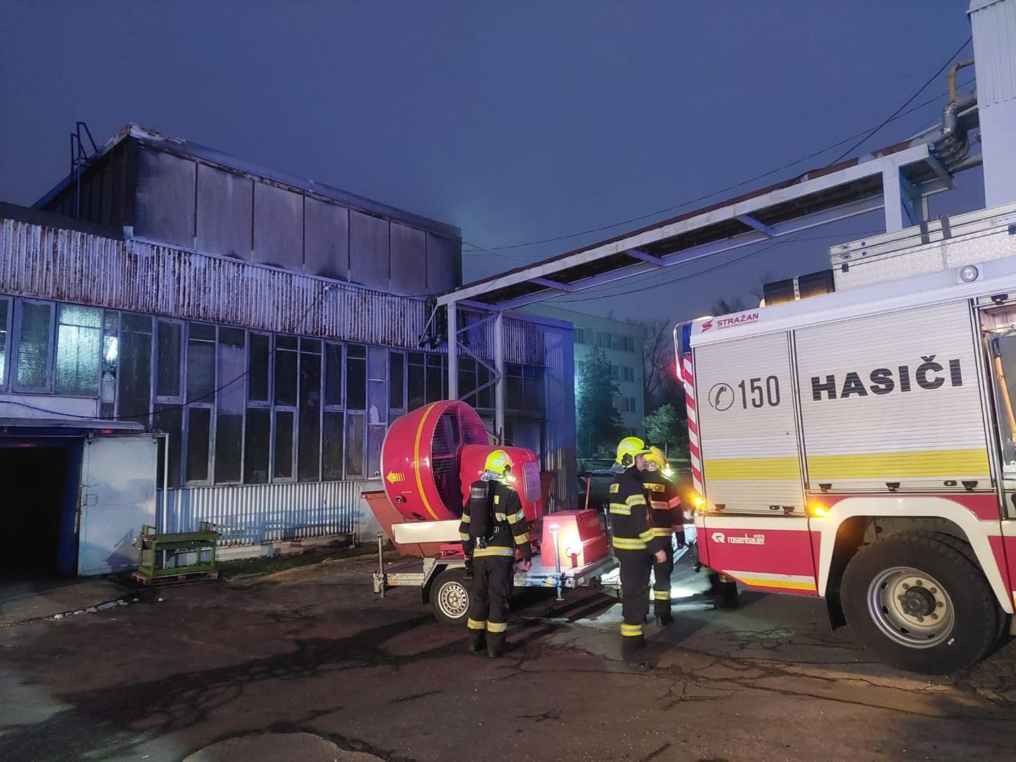 Hasiči zasahujú pri požiari autoservisu v Bratislave.