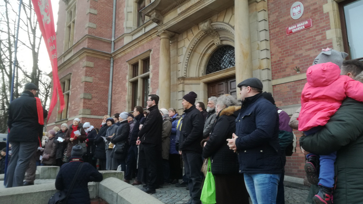Dwie manifestacje pod Ratuszem w Gdańsku. Jedni się modlili, inni śmiali z absurdów