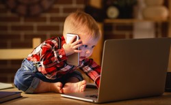 Małe dziecko przed ekranem. Naukowcy przestrzegają i dają nowe zalecenia