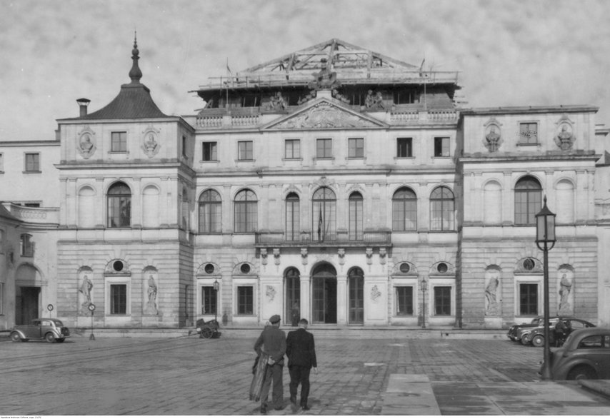 Zdjęcie pałacu z 1939 roku. Widoczne uszkodzenia dachu powstałe w wyniku bombardowania stolicy.