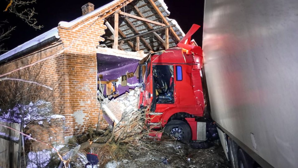 Tir zderzył się z samochodem, po czym wjechał w dom. Runęła ściana