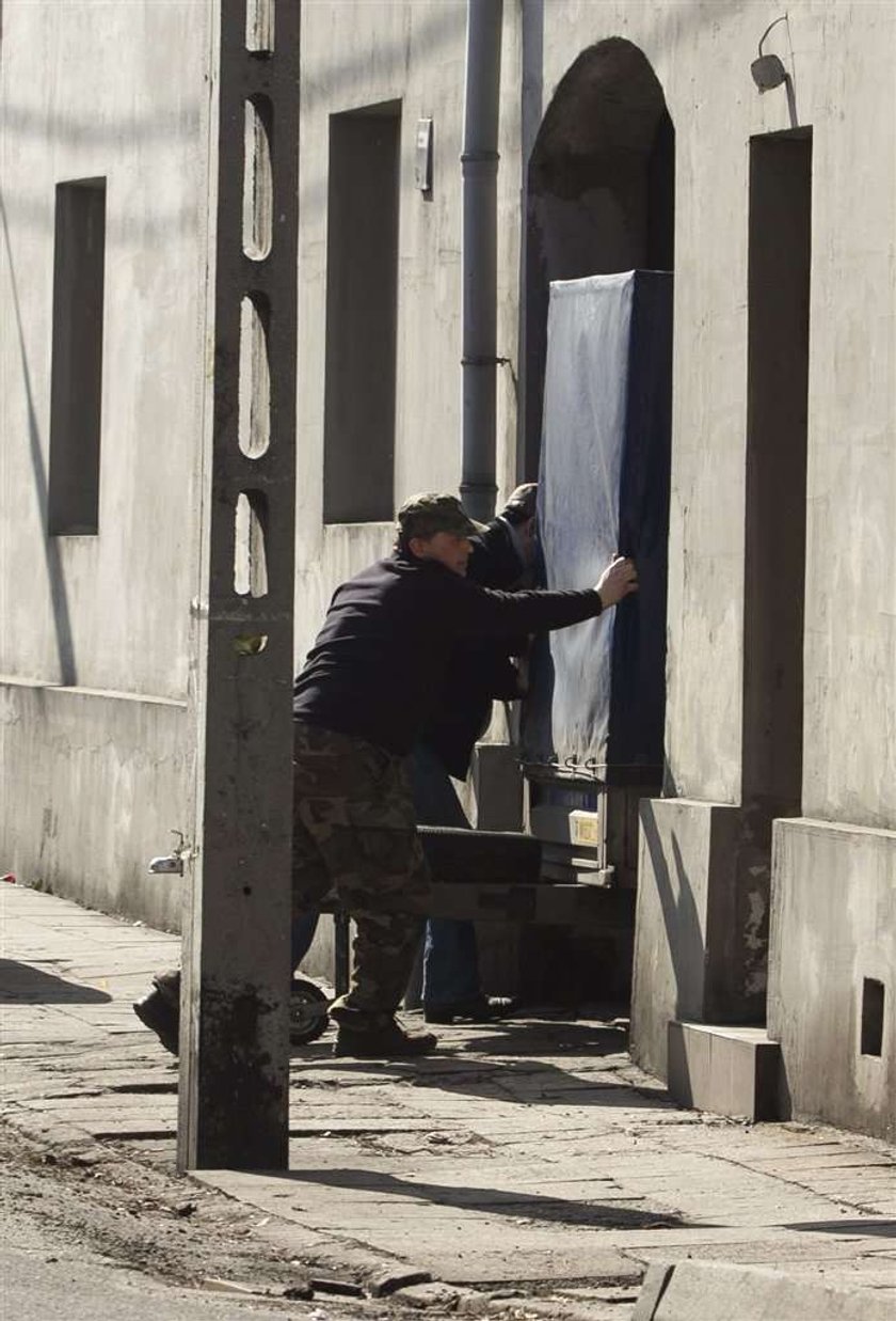 Rodzice Madzi zajmują się pieskiem