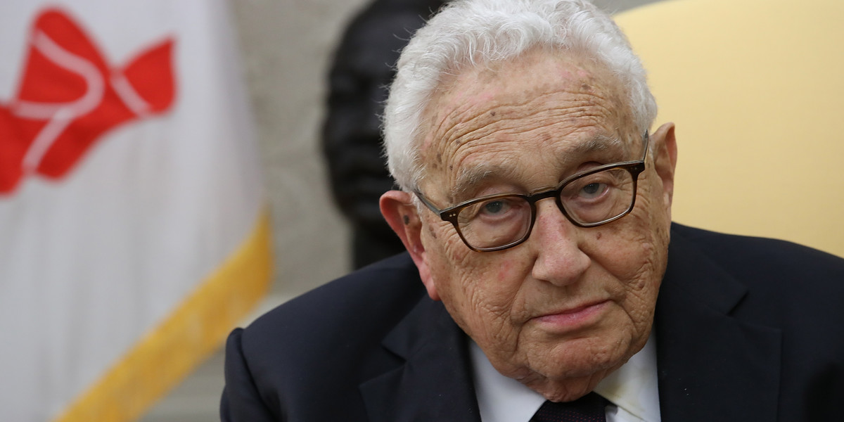 Henry Kissinger, jeden z najbardziej uznanych amerykańskich dyplomatów i specjalistów ds. polityki zagranicznej, uważa, że USA, Chiny i UE powinny dążyć do koegzystowania ze sobą przy uznaniu swojej rywalizacji. Jak podkreśla, nie wyobraża sobie wybuchu "totalnego konfliktu" między Chinami i Stanami Zjednoczonymi.