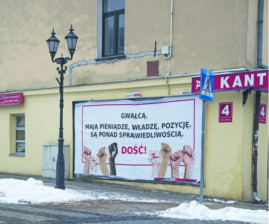 Styczeń 2015, Łomża. Plakat jest formą protestu przeciwko uniewinnieniu oskarżonych w tzw. seksaferze w Zambrowie