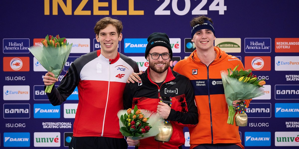 Marek Kania na podium biegu na 500 m.