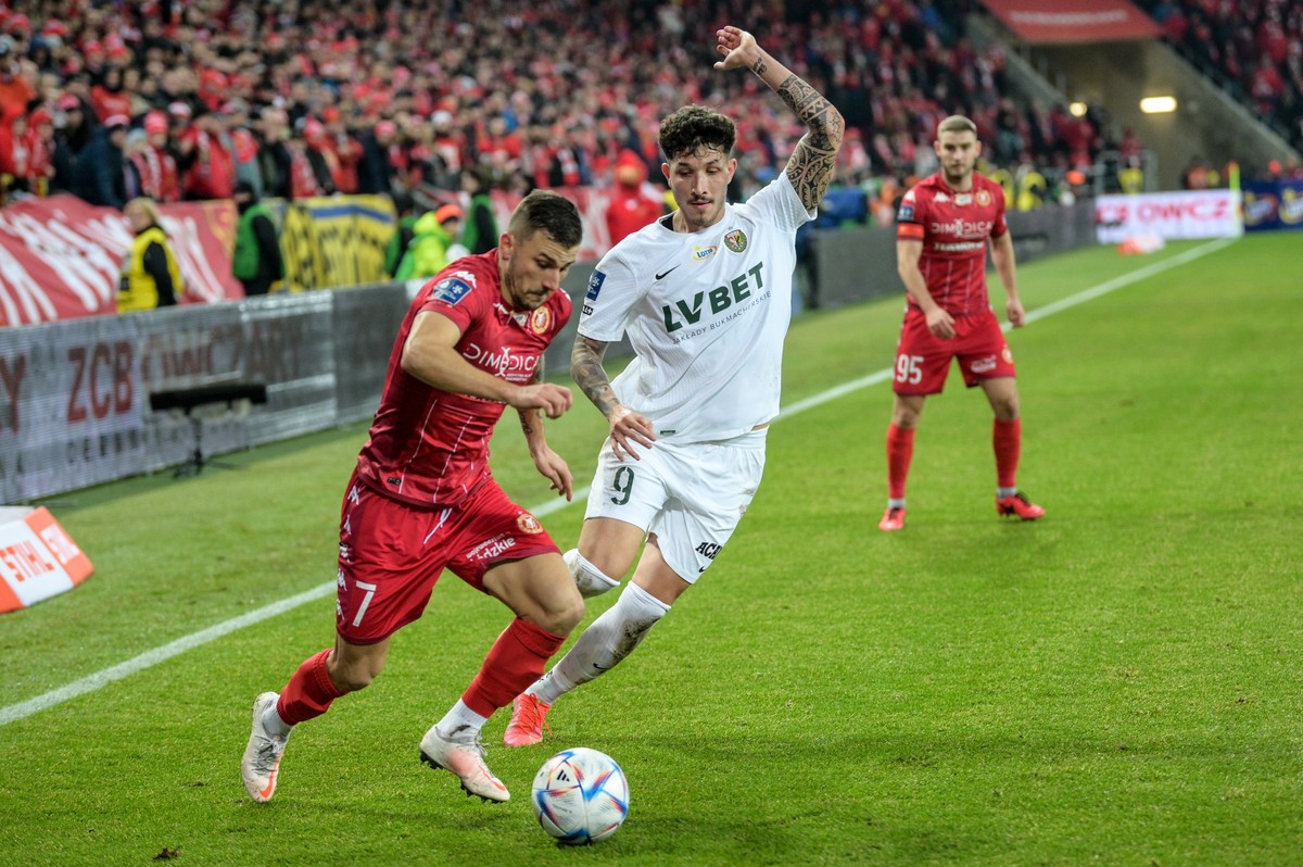 Zawodnik Widzewa Łódź Mato Milos (L) i Erik Exposito (2L) ze Śląska Wrocław podczas meczu piłkarskiej Ekstraklasy
