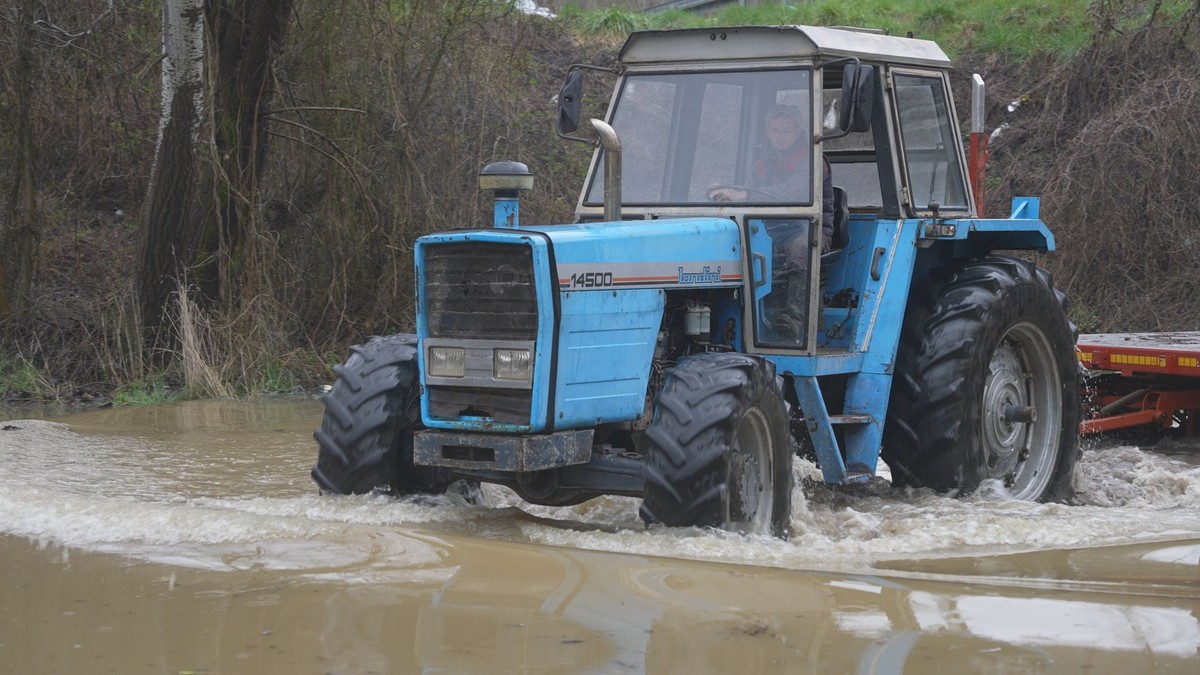 (FOTO) VODA ODSEKLA MEŠTANE OVOG SELA U SRBIJI OD SVETA! Traktorima voze decu u škole, poplave im napravile pakao