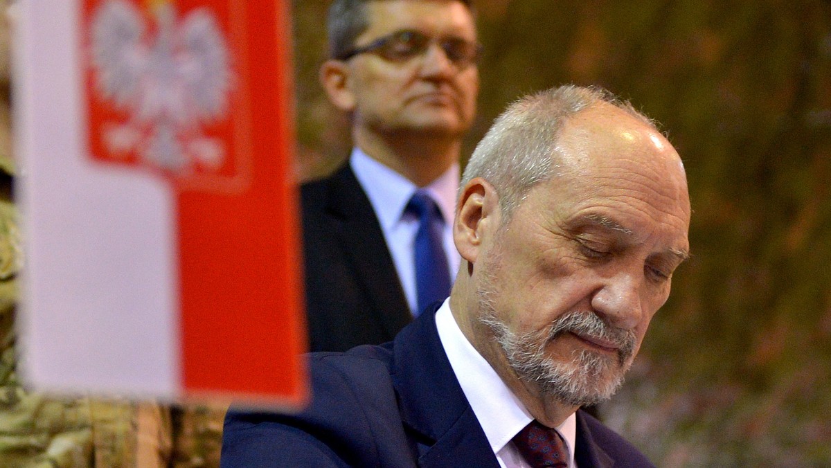 Minister Obrony Narodowej Antoni Macierewicz, który dziś przeprowadził inspekcję w 3. Podkarpackiej Brygadzie Obrony Terytorialnej w Rzeszowie powiedział, że jest pod wrażeniem stanu przygotowań jednostki. - Brygada będzie stanowiła wzorzec dla tworzących się wojsk obrony terytorialnej kraju - dodał.