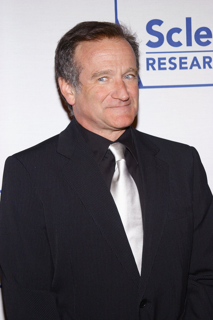 Robin Williams w czarnym garniturze w marcu 2004 roku