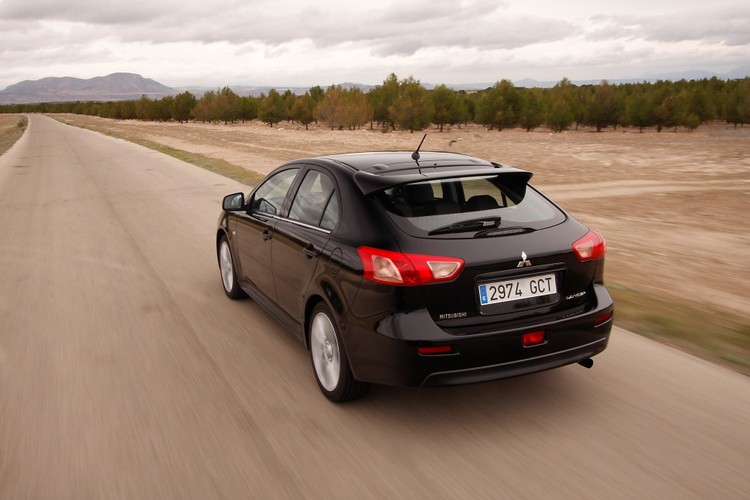 Szeroka klapa zgrabnie zamyka auto