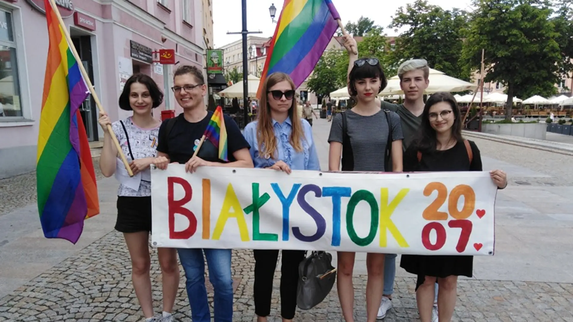 Petardy, przekleństwa i oplucia na Marszu Równości w Białymstoku. To najważniejszy marsz LGBT+ w Polsce