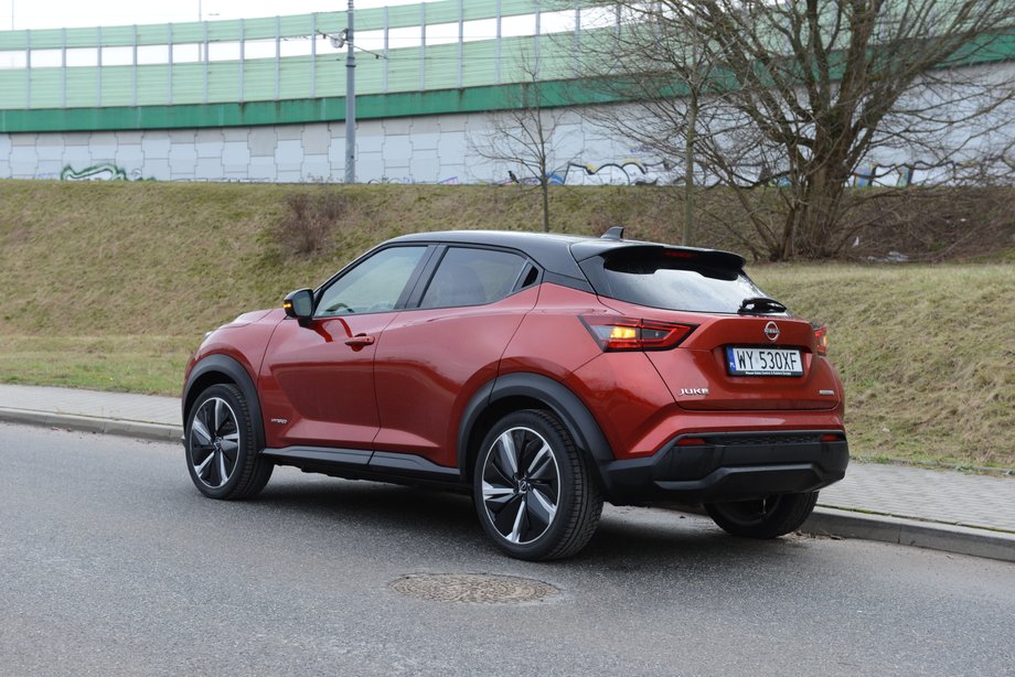 Nissan Juke Hybrid nie pojeździć zbyt długo z wykorzystaniem tylko silnika elektrycznego. Gdy ostrożnie wciśniemy gaz, da się jednak "na prądzie" rozpędzić do około 50 km/h.