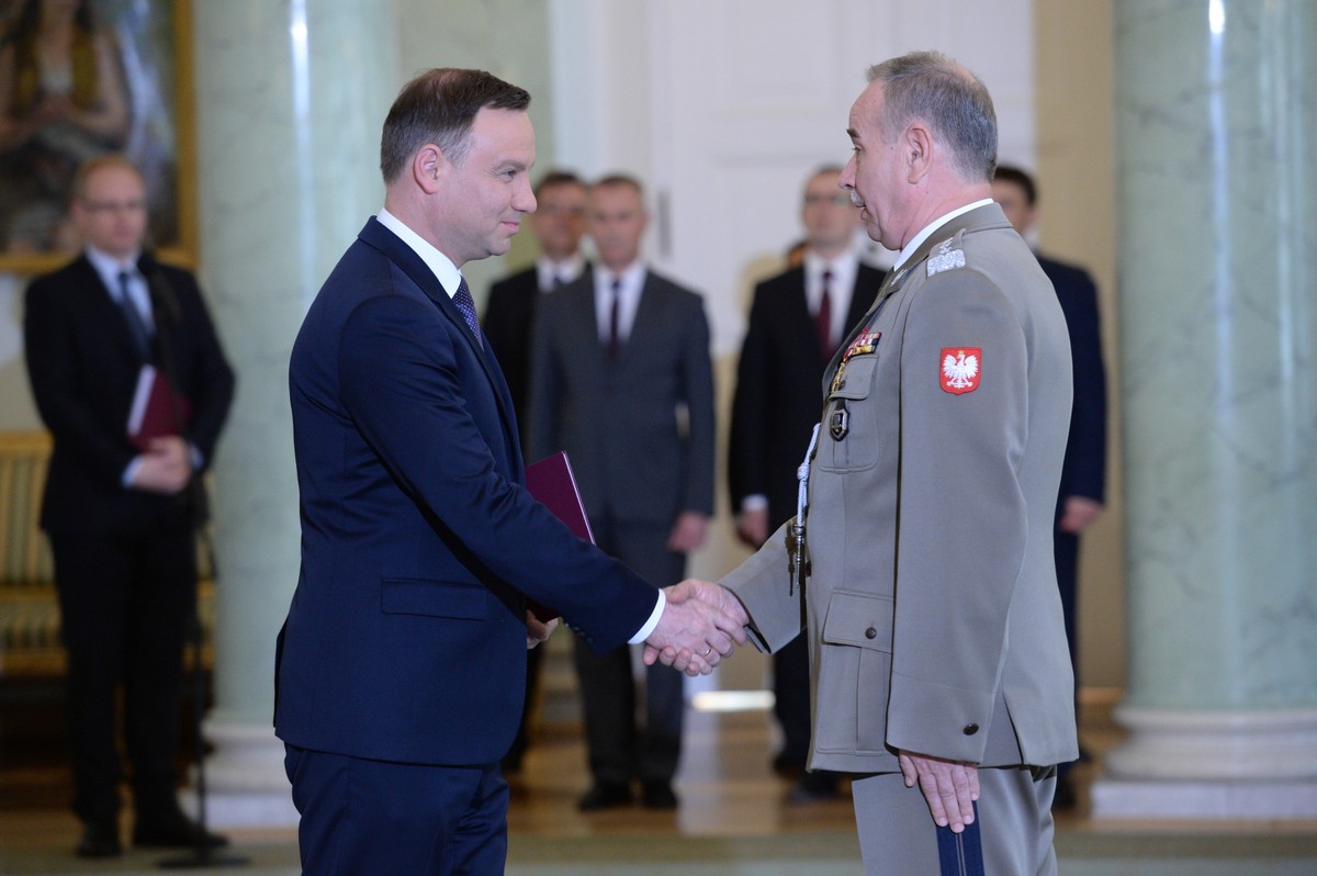 Prezydent Andrzej Duda wręcza akt mianowania na szefa Sztabu Generalnego Wojska Polskiego gen. Mieczysławowi Gocułowi