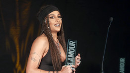 „Szép, igényes nő hogy lehet ennyire ízléstelen?” – Tóth Andi fekete miniruhában vette át Az év énekesnőjének járó díjat, ami nem mindenkinek tetszett – fotó