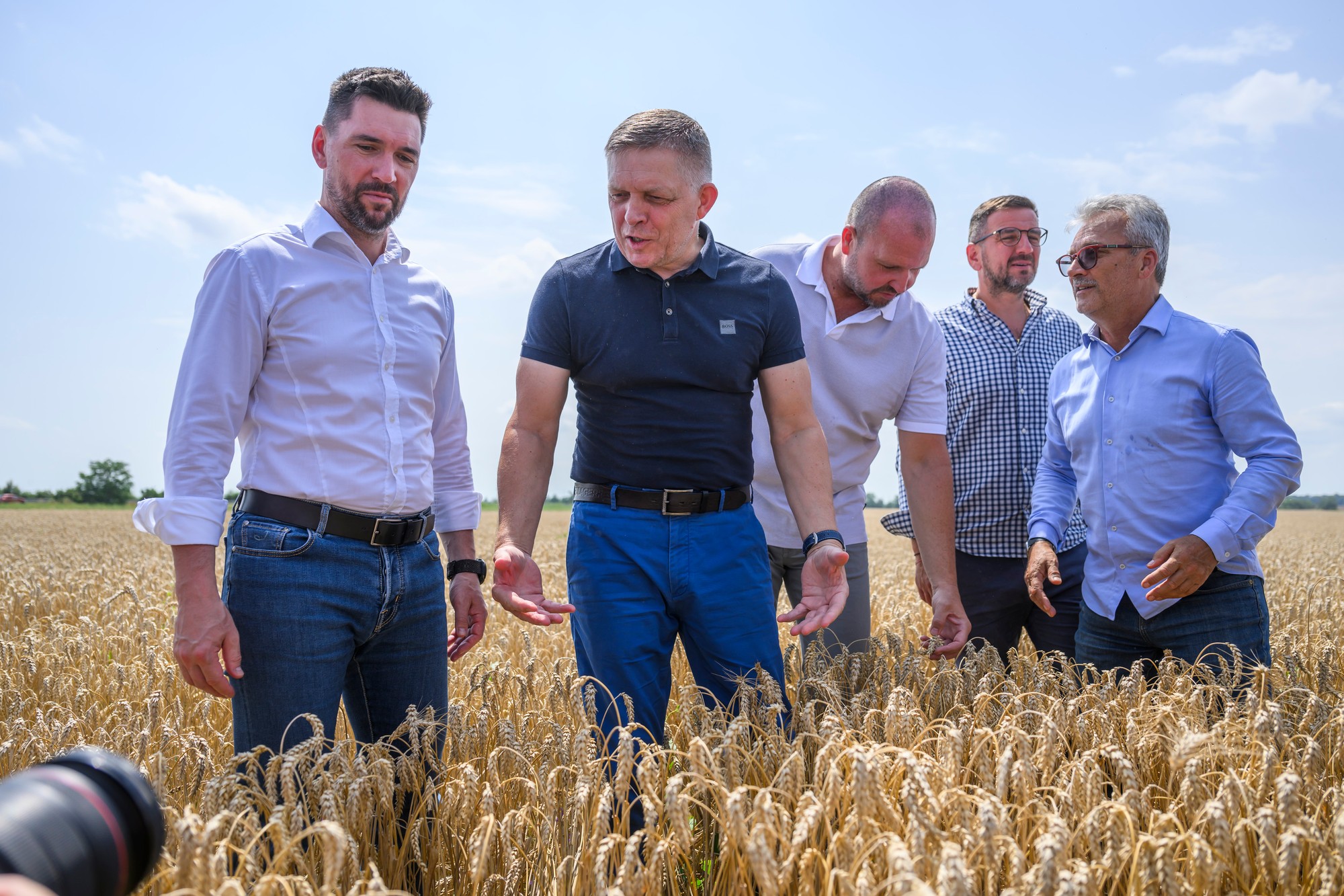 Richard Takáč a Robert Fico počas žatvy na poľnohospodárskom družstve Agro Voderady 8. júla 2024.