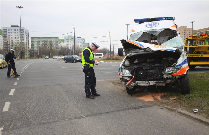 Toyota wpadła na karetkę. Trzech rannych. FOTO