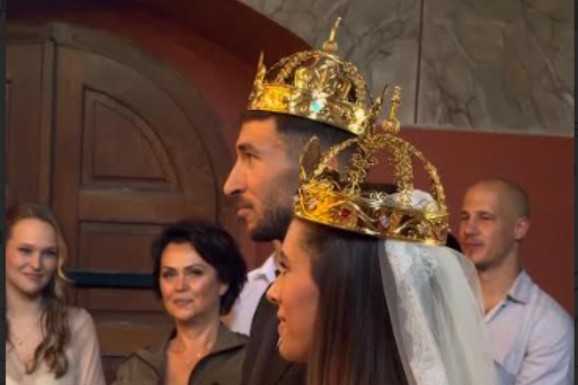 OŽENIO SE NAŠ FUDBALER Marko i Mia se verili pre 5 godina, sad se zakleli na večnu ljubav: Mlada blista u svilenoj venčanici sa čipkom, veo na glavi