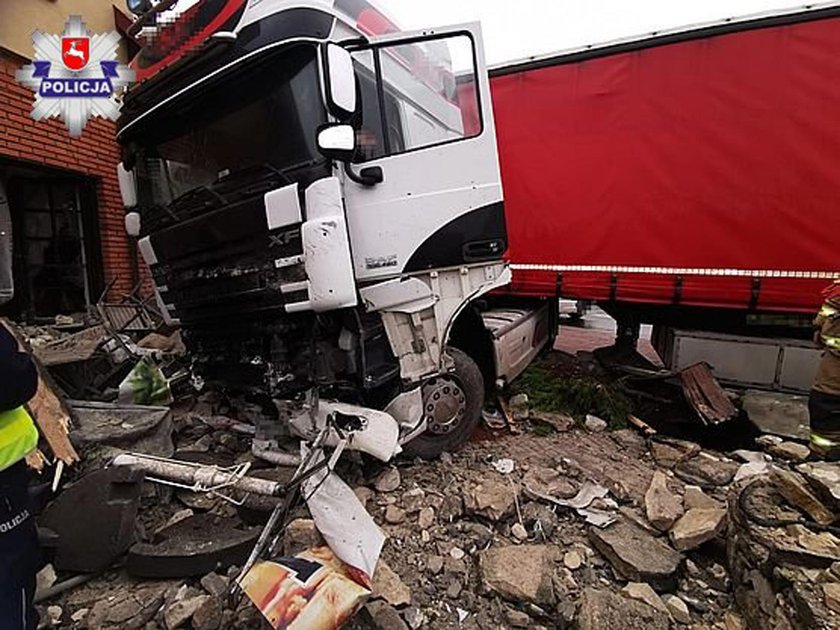 Dramat na Lubelszczyźnie. Tir wjechał w ogródek restauracyjny i budynek