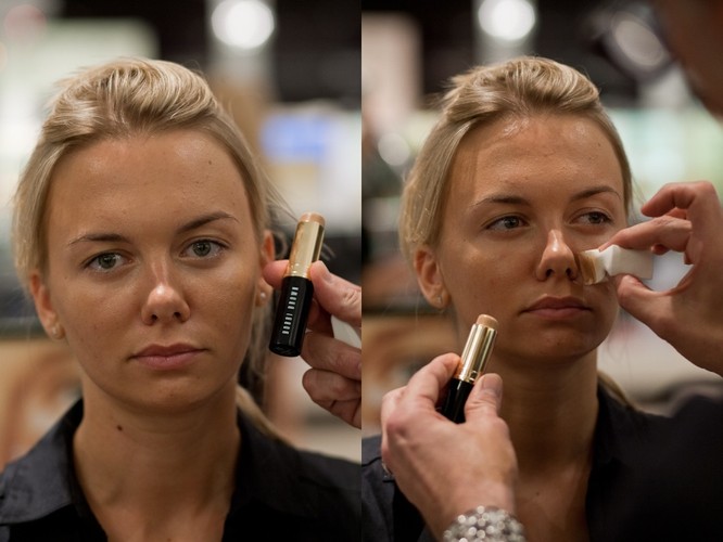 Podkład Bobbi Brown w sztyfcie łatwo się aplikuje, ale do jego aplikacji warto użyć gąbeczki, żeby dobrze rozprowadził się w zagłębieniach skóry.