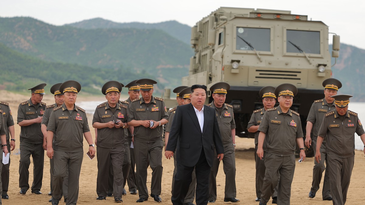 Kim Džong Un sa oficirima