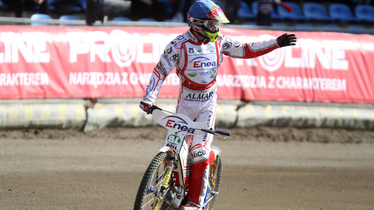 Kenneth Bjerre zakończył udział w czwartkowym meczu Elite League pomiędzy Peterborough Panthers a King's Lynn Stars na pierwszym wyścigu. W nim Duńczyk zderzył się z Norbertem Kościuchem, po czym został odwieziony do szpitala z podejrzeniem złamania nogi. Jeśli informacje o poważnej kontuzji Bjerre potwierdzą się, nie zobaczymy go podczas Grand Prix Wielkiej Brytanii w Cardiff.