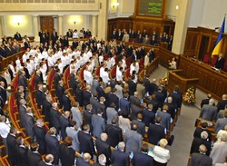 Prezydent odbiera deputowanym paszporty dyplomatyczne