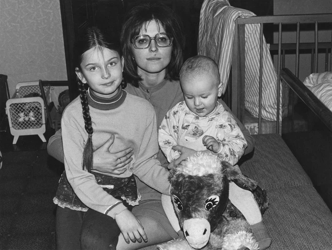 Paulina sa majkom i mlažim bratom