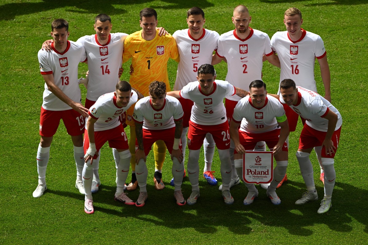 Piłkarze reprezentacji Polski, w składzie: 1-Wojciech Szczęsny, 5-Jan Bednarek, 2-Bartosz Salamon, 14-Jakub Kiwior, 19-Przemysław Frankowski, 13-Taras Romanczuk, 10-Piotr Zieliński (kapitan), 26-Kacper Urbański, 20-Sebastian Szymański, 21-Nicola Zalewski i 16-Adam Buksa
