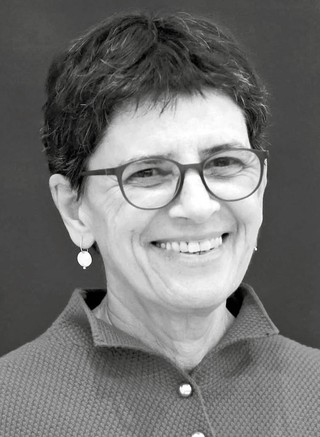 Anat Saragusti była korespondentka Kanału 12 w Strefie Gazy, pierwsza izraelska dziennikarka, której wywiadu udzielił Jasir Arafat. Odpowiada za wolność mediów w Związku Dziennikarzy w Izraelu
