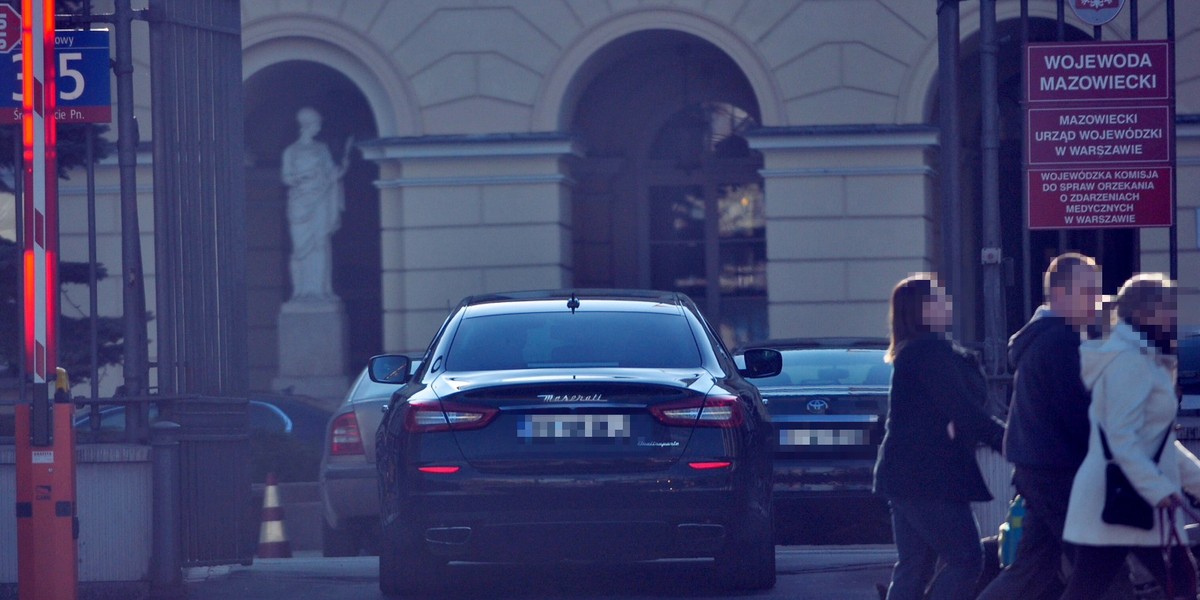 Boguslaw Leśnodorski w maserati jezdzie do wojewody