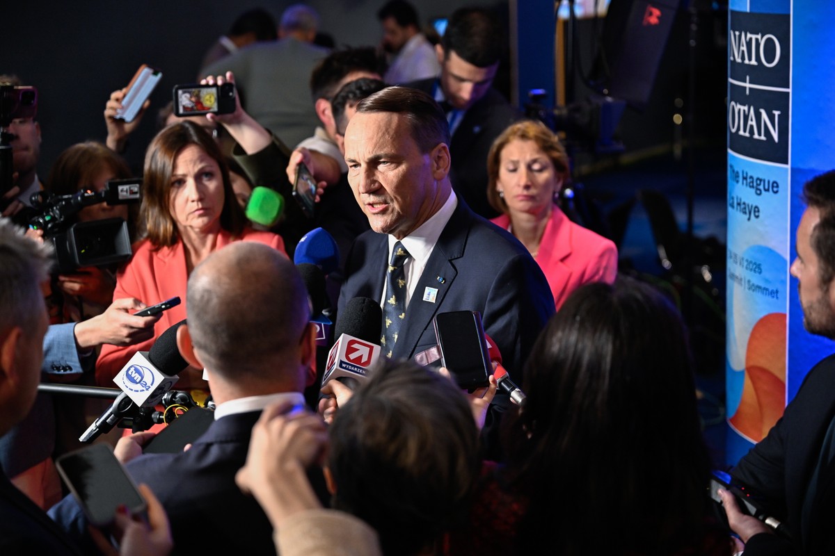 Sikorski ocenił w wywiadzie dla trzech agencji prasowych, że szczyt NATO w Hadze był bardzo owocny i podkreślił, że we wspólnym komunikacie, przyjętym po spotkaniu, Rosja została jednoznacznie uznana za długofalowe zagrożenie dla NATO