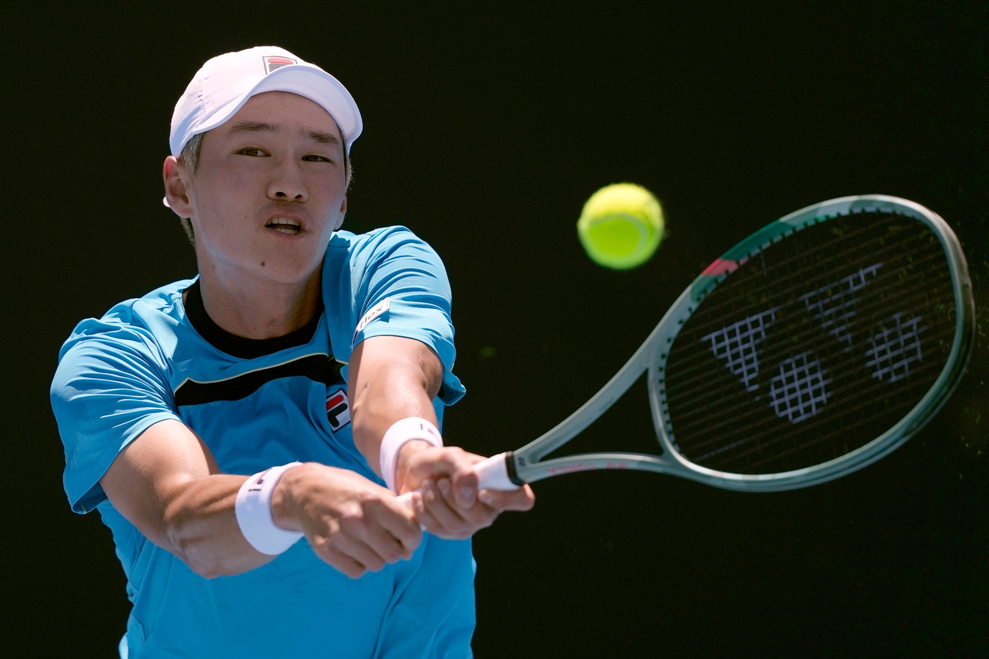 Juhokórejský tenista Soon-Wo Kwo odvracia loptičku Slovákovi Lukášovi Kleinovi v 1. kole dvojhry na grandslamovom turnaji Australian Open.