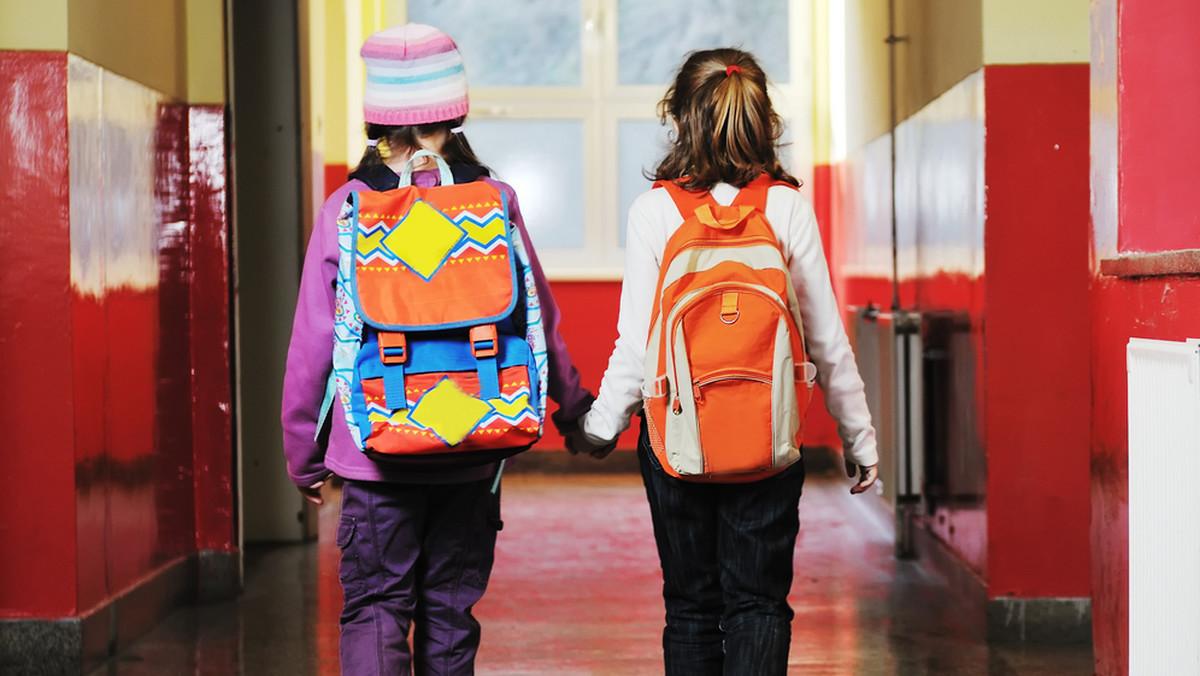Zielonogórski Sanepid alarmuje, że dzieci noszą za ciężkie tornistry. Dotyczy to nawet 83 proc. uczniów klas pierwszych. Podobne badania przeprowadza się co jakiś czas w całym kraju.