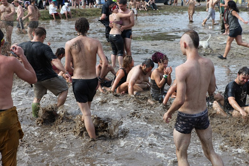 Błoto na Przystanku Woodstock 2012 (fot. Artur Rawicz/wosp.org.pl)