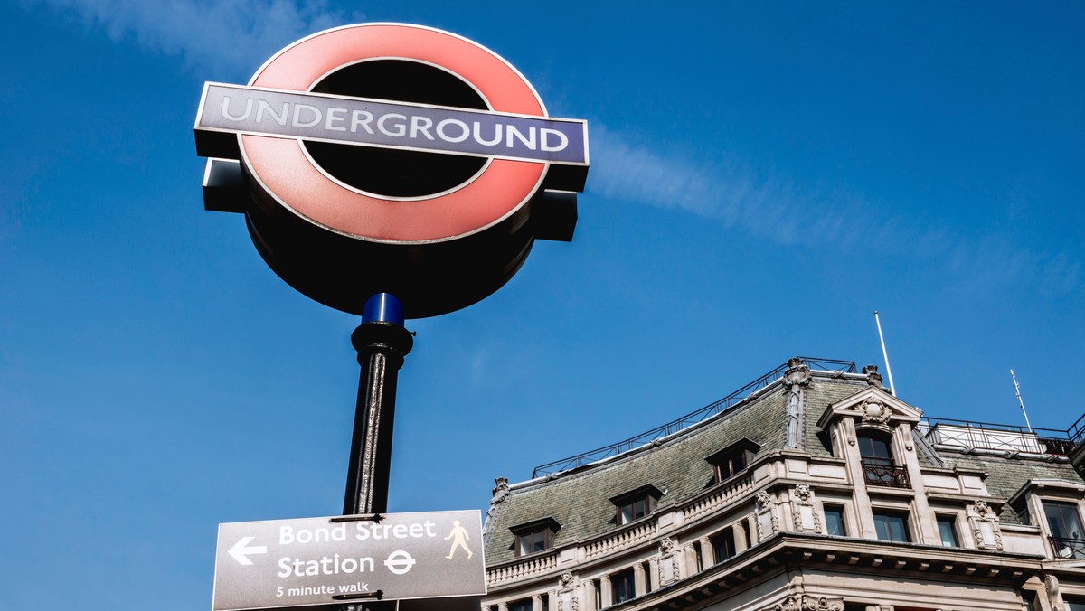 Dwóch polskich obywateli zostało zaatakowanych na stacji metra Oxford Circus w Londynie. Jeden z nich w stanie krytycznym walczy o życie. Do zdarzenia doszło na trzecim peronie linii Bakerloo.