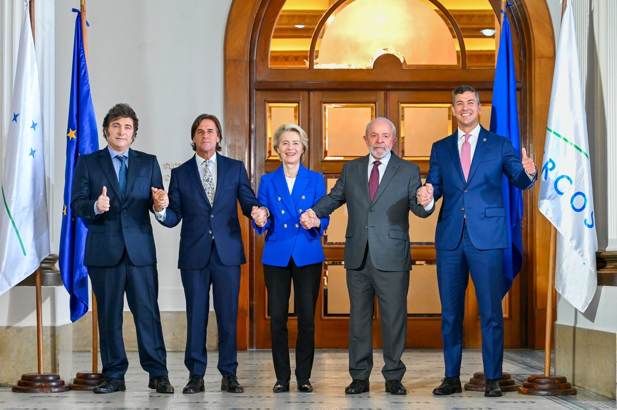 Od lewej: Javier Milei, Luis Lacalle Pou, Ursula von der Leyen, Luiz Inácio Lula da Silva, Santiago Peña