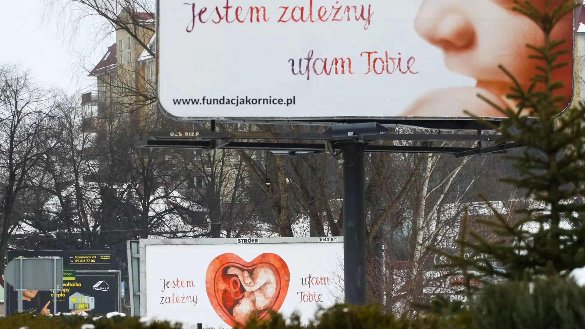 10 milionów za plakaty, którymi obwieszona jest Polska. Stoi za nimi jeden z najbogatszych Polaków