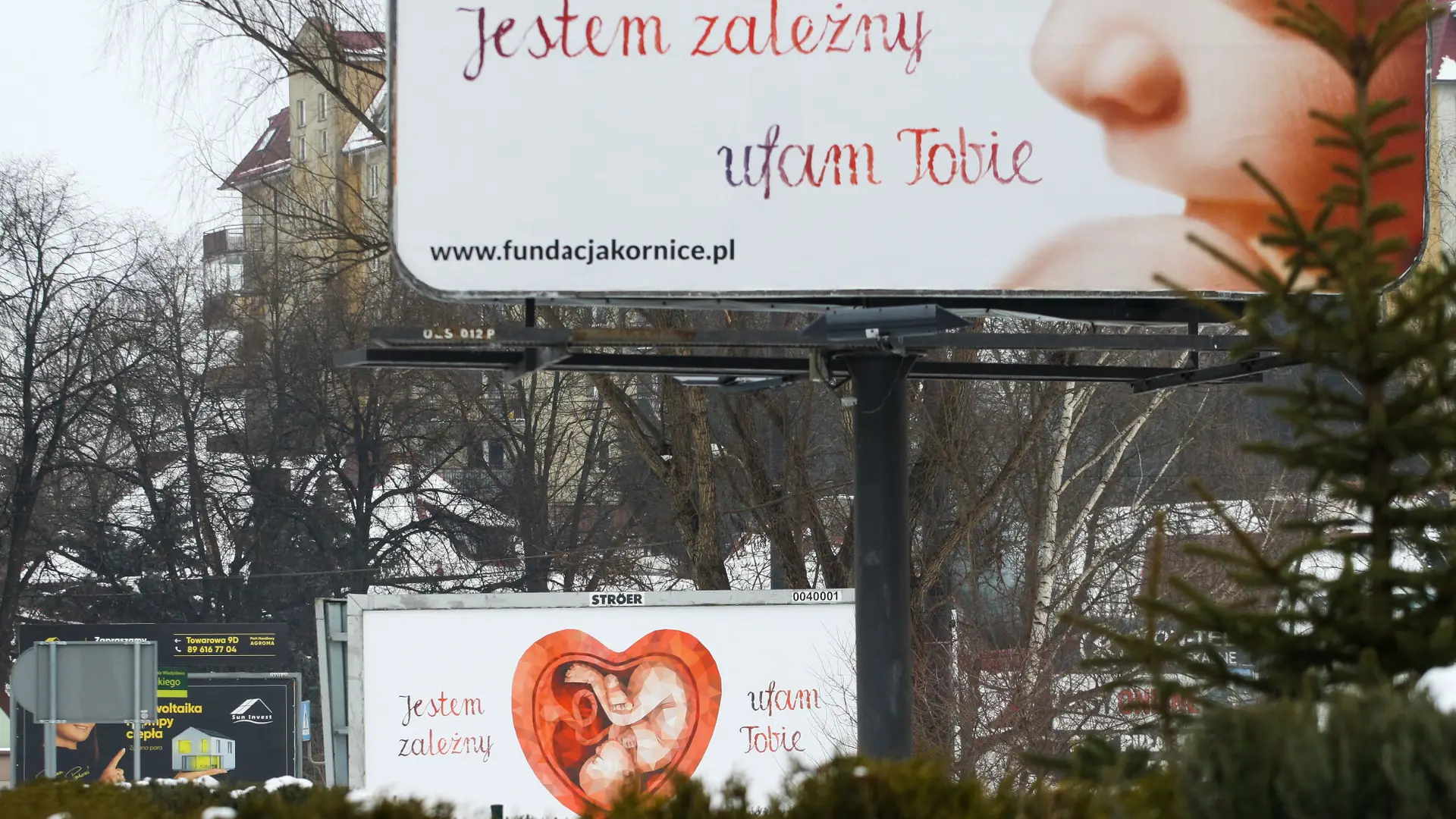 10 milionów za plakaty, którymi obwieszona jest Polska. Stoi za nimi jeden z najbogatszych Polaków